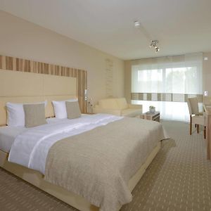 Family Room 4